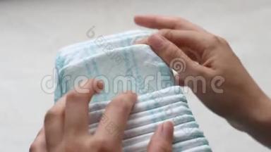 母亲为孩子清点尿布，全套婴儿尿布，特写
